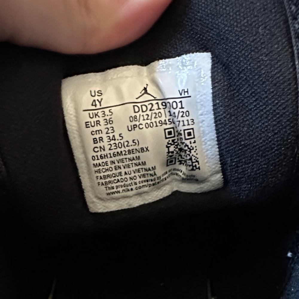 GUC Jordan 1 Mid SE Carbon Fiber Sneakers - Size 4Y - Picture 8 of 16